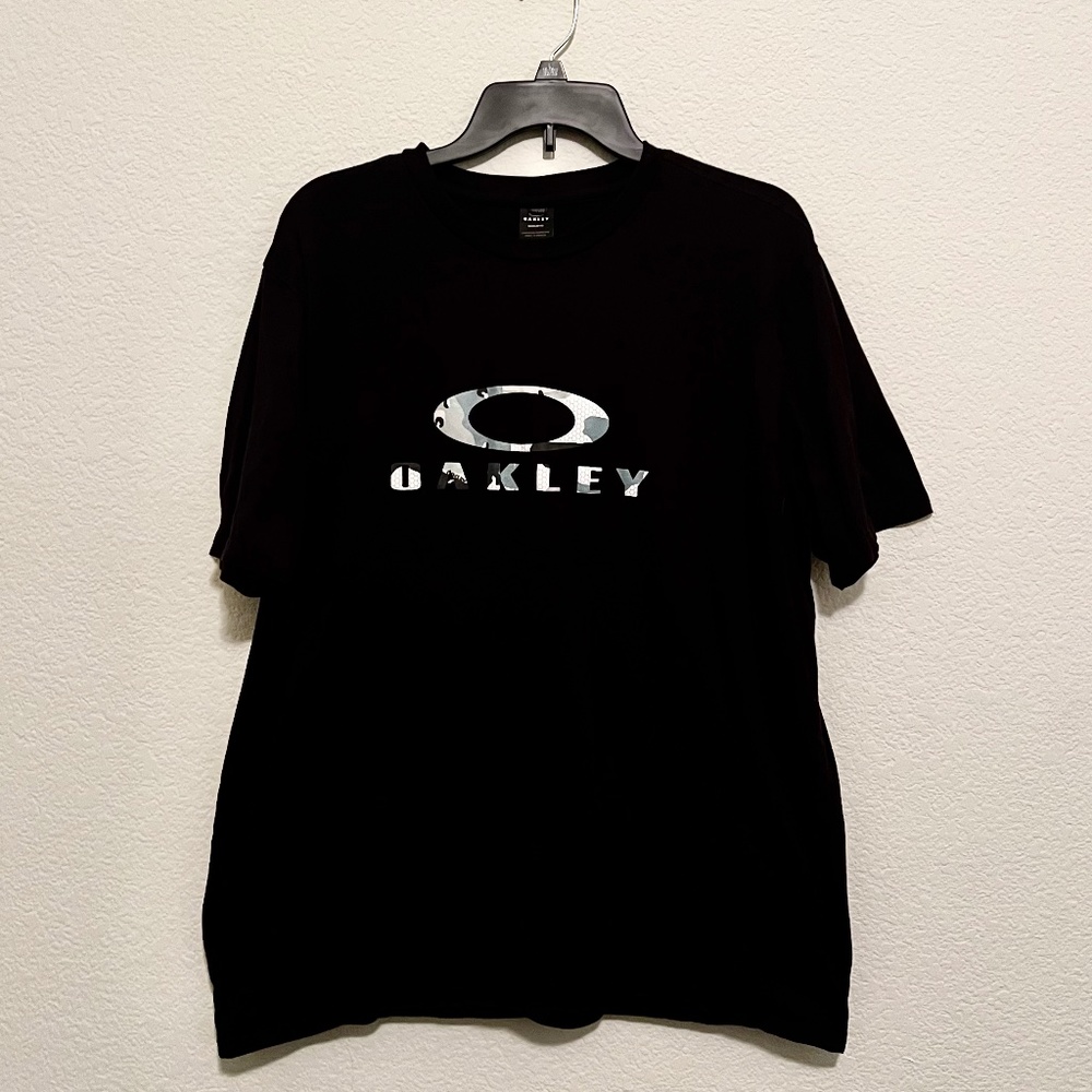Oakley 2XL T-shirt. Grey Camo Front Logo